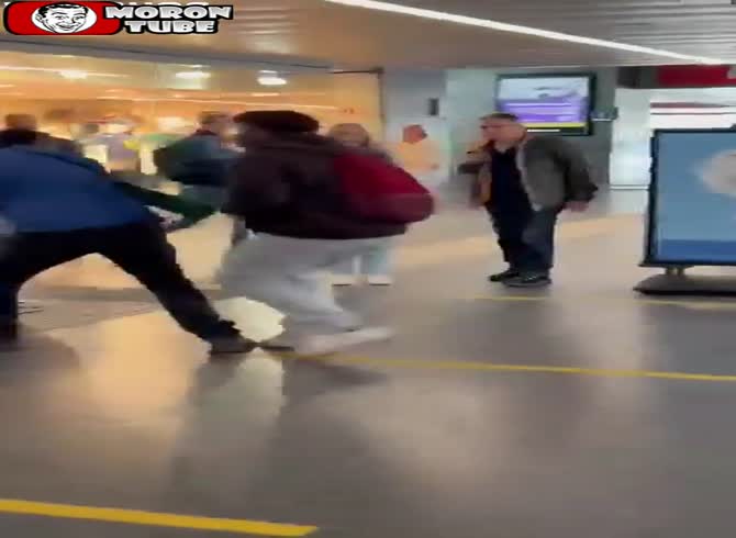 Video :A pro-Palestinian person attacks a Jew and his daughter after they remove anti-Israel stickers